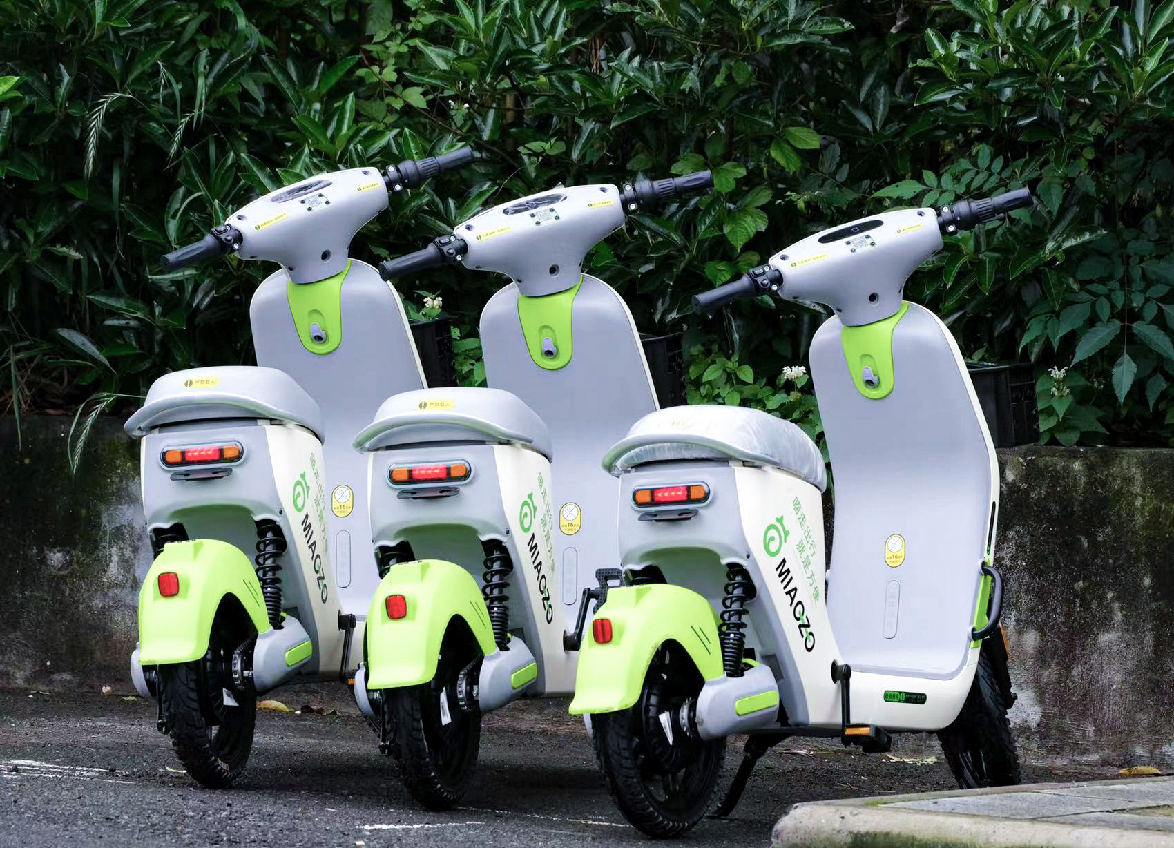 停在路邊的喵走出行共享電單車(chē)